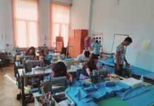 Учениците от ПГ „Св. Патриарх Евтимий“ с дарения за ЦНСТДМ и Акушеро-гинекологичното отделение в асеновградската болница