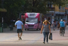 Розовият кемпер на “Една от 8” в Асеновград днес