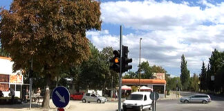 Заработи новият светофар на кръстовището, заменило кръговото на пазара