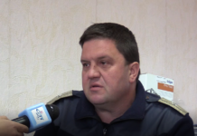 Местят противопожарните автомобили в двора на басейна