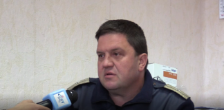 Местят противопожарните автомобили в двора на басейна