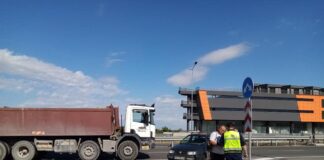 Камион влачи лек автомобил 30 м. на пътя Пловдив–Асеновград