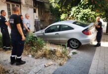 Огнеборци помогнаха на мъж с кола, пропаднала в канал за ремонт на автомобили