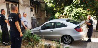 Огнеборци помогнаха на мъж с кола, пропаднала в канал за ремонт на автомобили