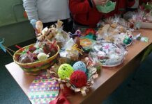 Изобилие от сладкиши и шарени яйца на Великденския базар в ОУ„Христо Ботев”