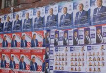 Предизборните плакати, както е по традиция, остават и след изборите