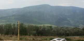 Автомобил попадна в канавка на кръгово кръстовище между Пловдив и Асеновград