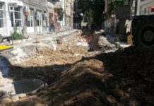 До края на следващата седмица трябва да приключат ремонтните дейности по площада в Асеновград