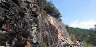 Ново срутище до Юговското ханче преди час затвори пътя Асеновград-Смолян