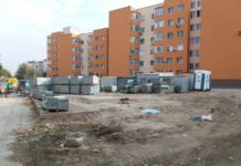 Преди влошаване на времето полагат новите настилки в междублоковите пространства в кв. „Запад”