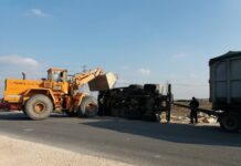 Камион се обърна днес на отбивката за летище Пловдив