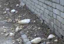 Падащи камъни и опасност от свлачище на главна улица в кв. Горни Воден Падат камъни от скат на главна улица в Горни Воден