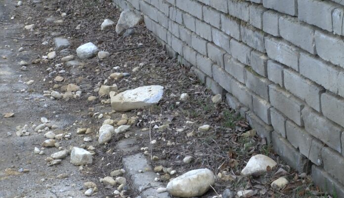 Падат камъни от скат на главна улица в Горни Воден