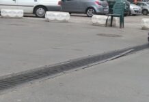 Счупени дъждоприемни шахти на пътното платно до читалището