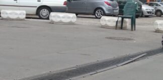 Счупени дъждоприемни шахти на пътното платно до читалището