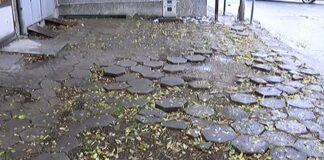 Разрушена тротоарна настилка на ул. „Съединение”