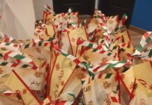 Коледният благотворителен базар в бара с голям успех