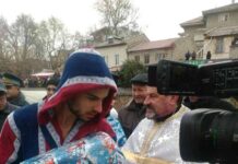 28-годишният Мартин Пеев улови тази година на Богоявление Божия Кръст в Асеновград