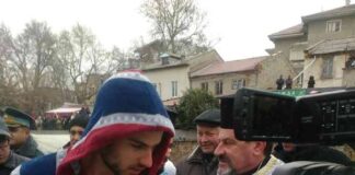 28-годишният Мартин Пеев улови тази година на Богоявление Божия Кръст в Асеновград