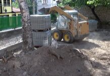 Ремонтират двора на читалище „Св. преп. Паисий Хилендарски“