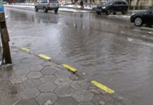 Пешеходна пътека в Асеновград под вода заради запушена шахта /обновен/ запушена шахта