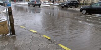 Пешеходна пътека в Асеновград под вода заради запушена шахта /обновен/ запушена шахта