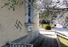 Свастики и нецензурни реплики по фасадите на общински сгради в самия център на Асеновград