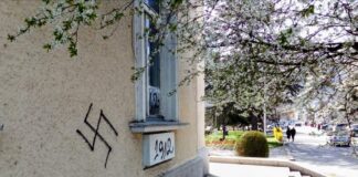 Свастики и нецензурни реплики по фасадите на общински сгради в самия център на Асеновград