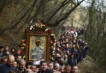 Хиляди вярващи съпроводиха чудотворната икона на Св. Богородица в литийното шествие до Клувията