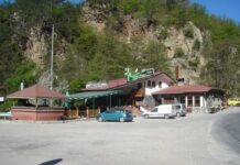 С пълна блокада на пътя край Юговското ханче в неделя, заплашват жителите на Загражден, искат нов път – Загражден – Белица