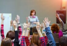 Малко над 2 000 лева средна учителска заплата искат от МОН