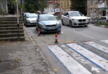 И в Асеновград – поставят обезопасителни колчета, за да ограничат паркирането пред пешеходни пътеки