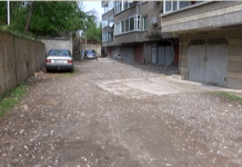 Жители в кв. Изток в Асеновград настояват за асфалтиран достъп до блока си