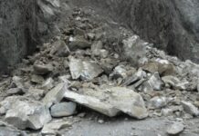 Разчистване на скална маса затруднява движението на пътя Чепеларе-Асеновград