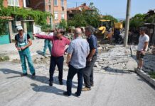 Кметът Краиванов на проверка на ремонта на пострадалите от пороя улици в кв. Долни Воден