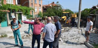 Кметът Краиванов на проверка на ремонта на пострадалите от пороя улици в кв. Долни Воден