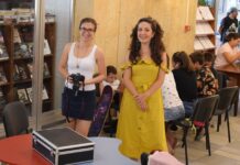 Надя Янкова и Атанаска Андонова от Историческия музей запознаха децата от лятната програма „Ваканция в библиотеката “ с професията на музейния служител