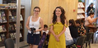 Надя Янкова и Атанаска Андонова от Историческия музей запознаха децата от лятната програма „Ваканция в библиотеката “ с професията на музейния служител