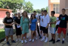 VII „Б“ клас от ОУ „Петко Каравелов“ с мил жест към свой преподавател