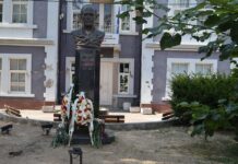 Асеновград почете 100-тната годишнина от рождението на народния писател Николай Хайтов с поклонение пред неговия паметник на едноименния централен площад в града