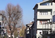 Етаж от жилищна сграда в Асеновград горя днес