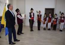 Гости коледари поздравиха днес кмета на Асеновград д-р Христо Грудев