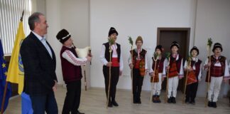 Гости коледари поздравиха днес кмета на Асеновград д-р Христо Грудев