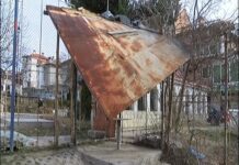 Демонтираха опасен навес на детска площадка в Асеновград