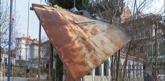 Демонтираха опасен навес на детска площадка в Асеновград