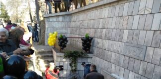 Асеновградчани почетоха легендарния винар Аристи Чорбаджака и вкусиха от ароматното вино от чешма