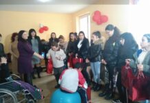 Ученици от ПГ „Свети Патриарх Евтимий“ зарадваха с подаръци децата и младежите от ЦНСТ