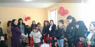 Ученици от ПГ „Свети Патриарх Евтимий“ зарадваха с подаръци децата и младежите от ЦНСТ