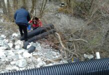 Задържаха две длъжностни лица, допуснали замърсяване на река Юговска и Чая