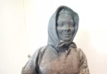 Любимата на поколения асеновградчани скулптура на гроздоберката от стария пазар намери своето ново място – фоайето на Градската библиотека